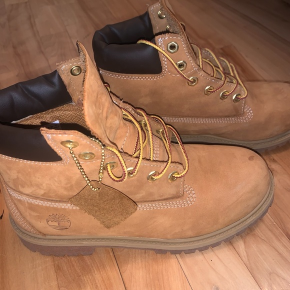 Timberland Youth 6-Inch Premium Waterproof Boot in Wheat Nubuck - Picture 5 of 8